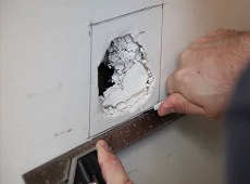Как заделать дыру в гипсокартоне на стене?