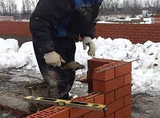 Кирпичная кладка в зимнее время — строим дом без ошибок